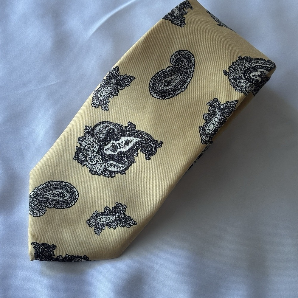 Woodward VTG Handmade 100% Silk Neck Tie Cream Paisley Pattern